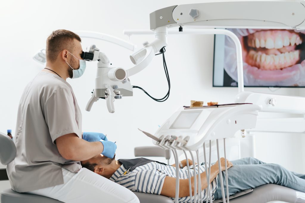 Endodoncja pod mikroskopem BlueMed